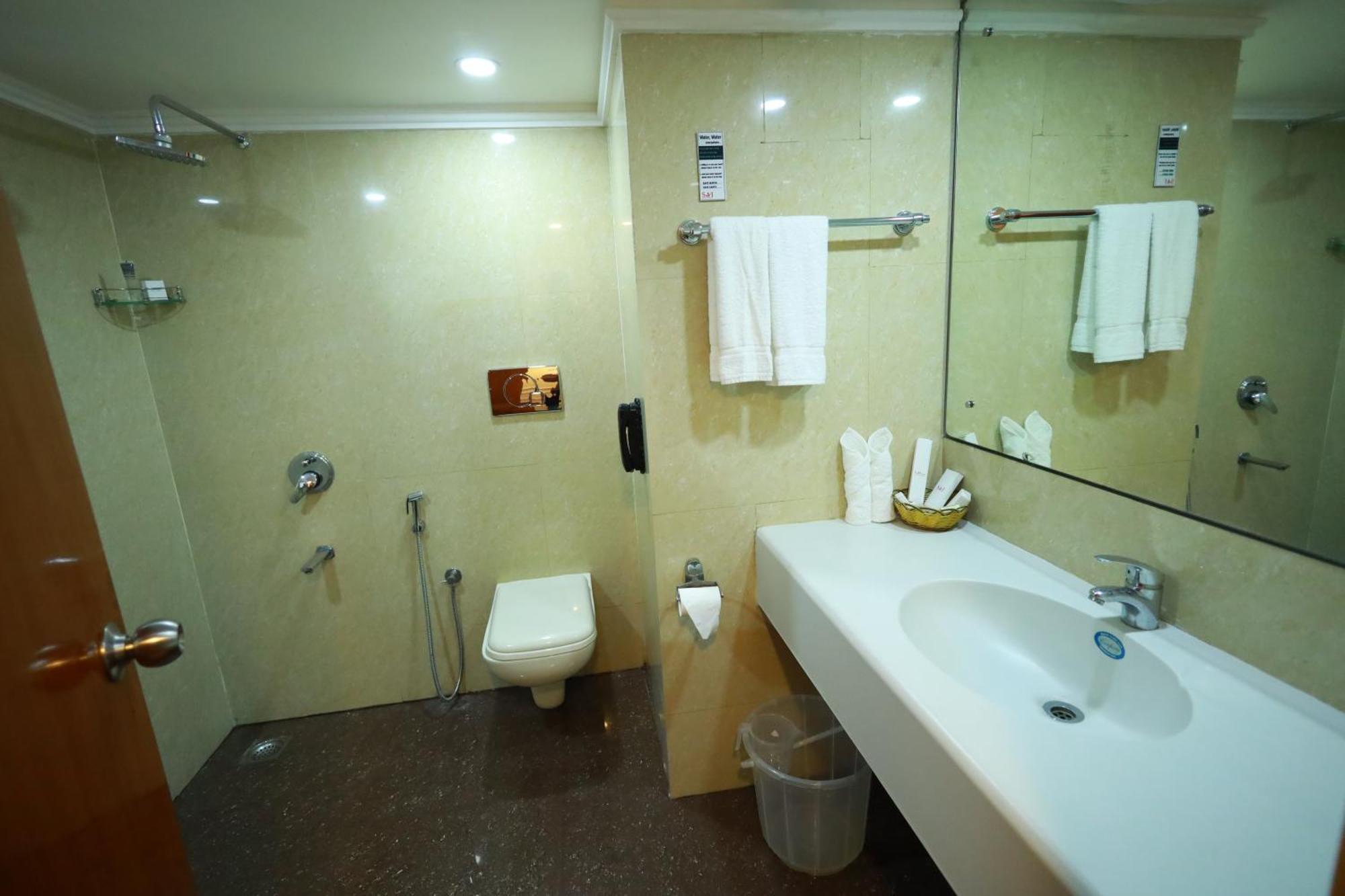 Saj Luciya -A Classified 4 Star Hotel Thiruvananthapuram Dış mekan fotoğraf