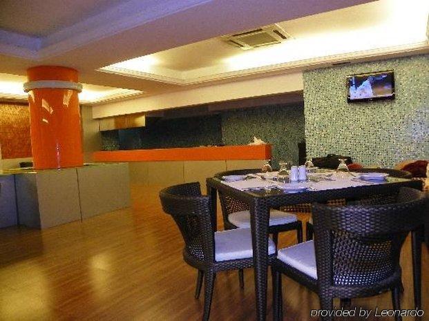 Saj Luciya -A Classified 4 Star Hotel Thiruvananthapuram Restoran fotoğraf